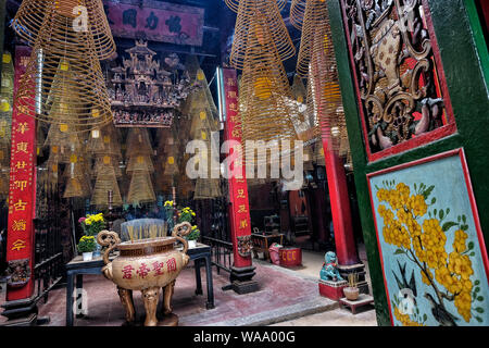 Can Tho, Vietnam - agosto 11: persone pregando nel tempio le ONGS su agosto 11, 2018 a Can Tho, Vietnam. Foto Stock