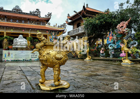 Chua Linh Quang Pagoda di Dalat, Vietnam. La Pagoda fu costruito in antico stile architettonico che combina cinesi e vietnamiti art. Foto Stock