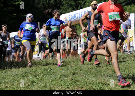 Sofia, Bulgaria - 27 Giugno, 2019: persone corrono dalla linea di partenza nel corso Vitosha Summer Fest. Foto Stock
