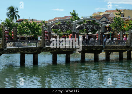 Hoi An, Vietnam - 17 agosto: Ponte di fronte al fiume Thu Bon con turisti e gente domestica il 17 agosto 2018 a Hoi An, Vietnam. Foto Stock