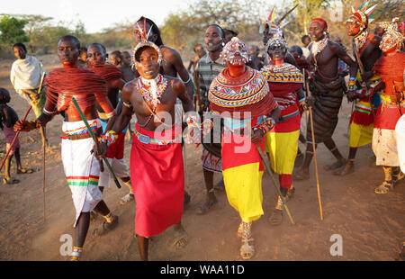 Samburu ballerini per partecipare ad una cerimonia di nozze in un villaggio nei pressi di arcieri Post, Kenya. Foto Stock