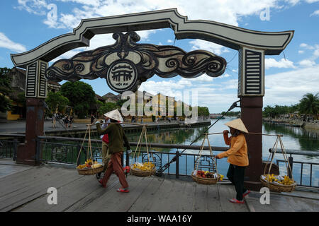 Hoi An, Vietnam - 17 agosto: Ponte di fronte al fiume Thu Bon con turisti e gente domestica il 17 agosto 2018 a Hoi An, Vietnam. Foto Stock