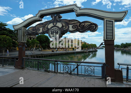 Hoi An, Vietnam - 17 agosto: Ponte di fronte al fiume Thu Bon con turisti e gente domestica il 17 agosto 2018 a Hoi An, Vietnam. Foto Stock