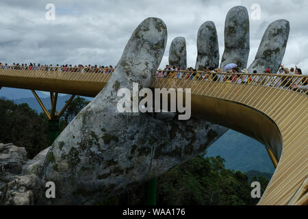 Da Nang, Vietnam - Agosto 18, 2018: Turisti in Golden Bridge. Il Golden Bridge è un 150 m lungo il ponte pedonale in Ba Na Hills di Da Nang. Foto Stock