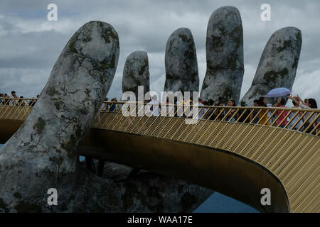 Da Nang, Vietnam - Agosto 18, 2018: Turisti in Golden Bridge. Il Golden Bridge è un 150 m lungo il ponte pedonale in Ba Na Hills di Da Nang. Foto Stock