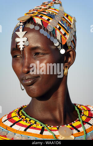 Samburu donna con collana tradizionale in Ngurunit, Kenya. Foto Stock