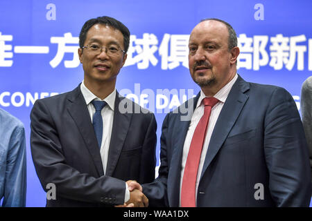 Spanish football manager Rafa Benitez, a destra il nuovo-nominato head coach della Cina il Dalian Yifang F.C., scuote le mani con Zhang Lin, presidente di dal Foto Stock