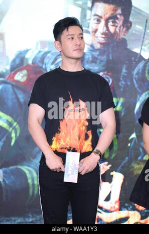 Attore cinese Huang Xiaoming assiste un road show per il nuovo film "i più coraggiosi' nella città di Chengdu, a sud-ovest della Cina di provincia di Sichuan, 23 luglio 2019. Foto Stock