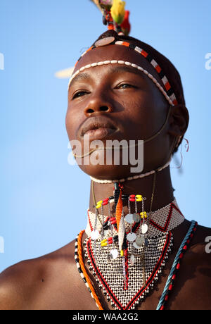 Samburu warrior per partecipare ad una cerimonia di nozze in un villaggio nei pressi di arcieri Post, Kenya. Foto Stock