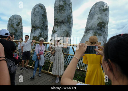 Da Nang, Vietnam - Agosto 18, 2018: Turisti in Golden Bridge. Il Golden Bridge è un 150 m lungo il ponte pedonale in Ba Na Hills di Da Nang. Foto Stock