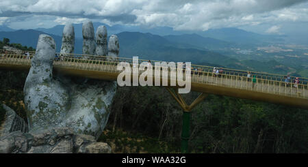 Da Nang, Vietnam - Agosto 18, 2018: Turisti in Golden Bridge. Il Golden Bridge è un 150 m lungo il ponte pedonale in Ba Na Hills di Da Nang. Foto Stock