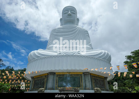 Danang, Vietnam - 18 agosto: Bianco statua del Buddha al Linh Ung Pagoda nel Ba Na colline su agosto 18, 2018 a Danang, Vietnam. Foto Stock