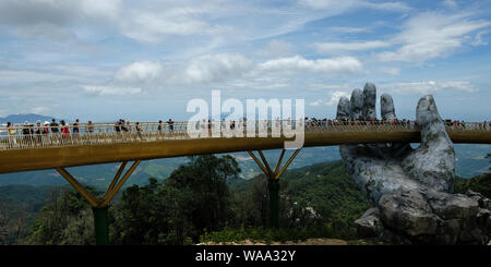 Da Nang, Vietnam - Agosto 18, 2018: Turisti in Golden Bridge. Il Golden Bridge è un 150 m lungo il ponte pedonale in Ba Na Hills di Da Nang. Foto Stock