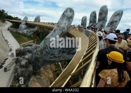 Da Nang, Vietnam - Agosto 18, 2018: Turisti in Golden Bridge. Il Golden Bridge è un 150 m lungo il ponte pedonale in Ba Na Hills di Da Nang. Foto Stock