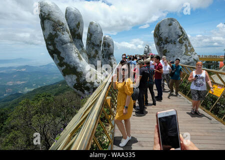 Da Nang, Vietnam - Agosto 18, 2018: Turisti in Golden Bridge. Il Golden Bridge è un 150 m lungo il ponte pedonale in Ba Na Hills di Da Nang. Foto Stock