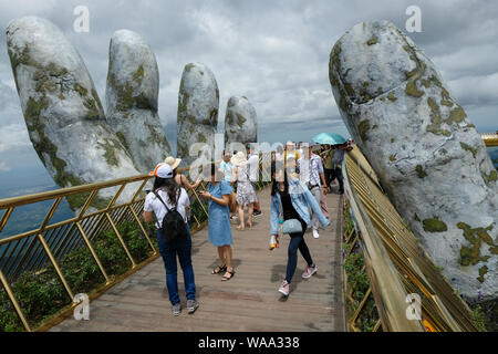 Da Nang, Vietnam - Agosto 18, 2018: Turisti in Golden Bridge. Il Golden Bridge è un 150 m lungo il ponte pedonale in Ba Na Hills di Da Nang. Foto Stock