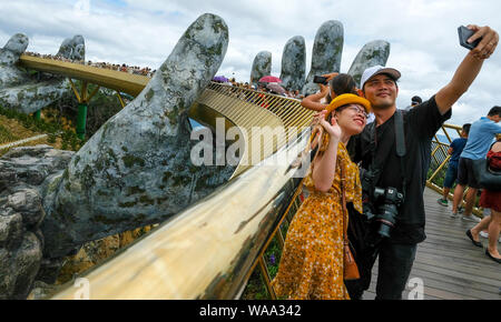 Da Nang, Vietnam - Agosto 18, 2018: Turisti in Golden Bridge. Il Golden Bridge è un 150 m lungo il ponte pedonale in Ba Na Hills di Da Nang. Foto Stock