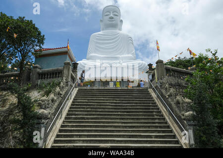 Danang, Vietnam - 18 agosto: Bianco statua del Buddha al Linh Ung Pagoda nel Ba Na colline su agosto 18, 2018 a Danang, Vietnam. Foto Stock