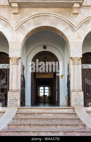 Portico di ingresso e la porta, Palazzo Florio, Favignana, Isole Egadi, Sicilia Foto Stock