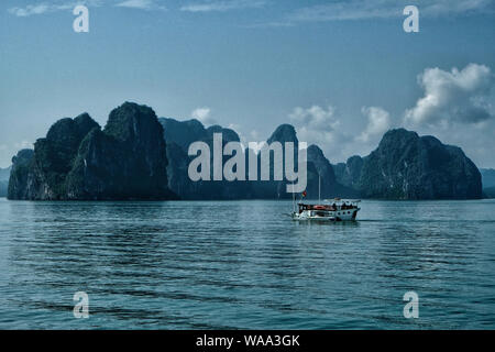 Halong, Vietnam - 22 agosto: i turisti in visita a Halong Bay in barca su agosto 22, 2018 in Halong, Vietnam. Foto Stock