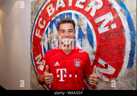 Monaco di Baviera, Germania. 18 Agosto, 2019. Soccer, Bundesliga, dopo la firma del contratto di appalto esordiente Philippe Coutinho nel new jersey del FC Bayern Monaco alza il pollice. FC Bayern ha assunto l'impegno di Philippe Coutinho da FC Barcellona perfetto. Come il calcio tedesco campione del record ha annunciato il 19.08.2019, Coutinho saranno dati in prestito per una stagione dalla Spagnolo tradizionale club. Credito: FCB//FC Bayern München AG/dpa - ATTENZIONE: Solo per uso editoriale e solo con la citazione completa della suddetta carta di credito/dpa/Alamy Live News Foto Stock