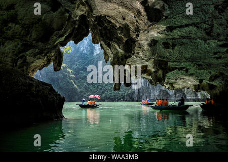 Halong, Vietnam - 22 agosto: i turisti in visita a Halong Bay in barca su agosto 22, 2018 in Halong, Vietnam. Foto Stock