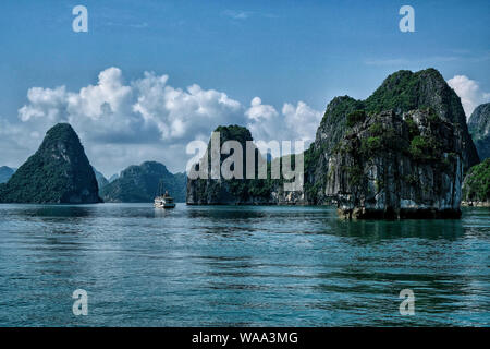 Halong, Vietnam - 22 agosto: i turisti in visita a Halong Bay in barca su agosto 22, 2018 in Halong, Vietnam. Foto Stock