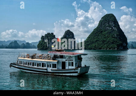 Halong, Vietnam - 22 agosto: i turisti in visita a Halong Bay in barca su agosto 22, 2018 in Halong, Vietnam. Foto Stock