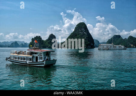 Halong, Vietnam - 22 agosto: i turisti in visita a Halong Bay in barca su agosto 22, 2018 in Halong, Vietnam. Foto Stock