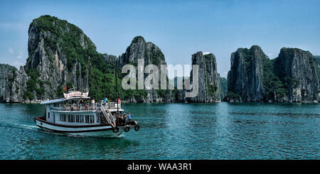 Halong, Vietnam - 22 agosto: i turisti in visita a Halong Bay in barca su agosto 22, 2018 in Halong, Vietnam. Foto Stock