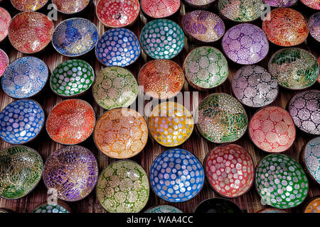 Bac Ha, Vietnam - 26 agosto: Decorative ciotole in un mercato in agosto 26, 2018 in Bac Ha, Vietnam. Foto Stock