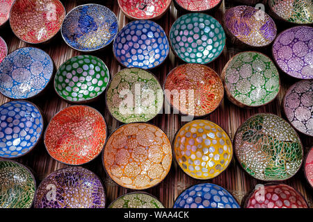 Bac Ha, Vietnam - 26 agosto: Decorative ciotole in un mercato in agosto 26, 2018 in Bac Ha, Vietnam. Foto Stock