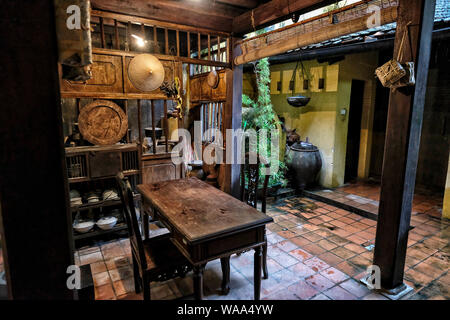 Hanoi, Vietnam - 29 agosto: Old merchant house nel quartiere vecchio di Hanoi il 29 agosto 2018 ad Hanoi, Vietnam. Foto Stock