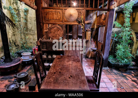 Hanoi, Vietnam - 29 agosto: Old merchant house nel quartiere vecchio di Hanoi il 29 agosto 2018 ad Hanoi, Vietnam. Foto Stock