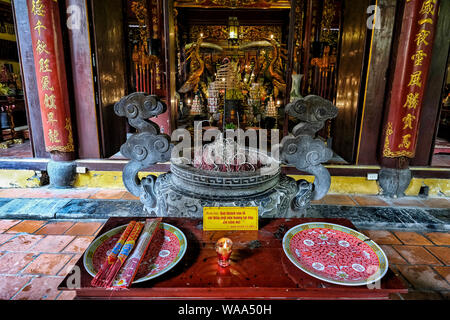 Hanoi, Vietnam - 29 agosto: All'interno del Bach Ma Temple situato nel quartiere vecchio di Hanoi il 29 agosto 2018 ad Hanoi, Vietnam. Foto Stock