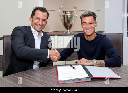 Monaco di Baviera, Germania. 19 Ago, 2019. Presentazione del nuovo brasilian FC Bayern player COUTINHO , FCB 10 firma un contratto con Hasan ( ) Brazzo Salihamidzic, FCB direttore sportivo 1.della Lega calcio tedesca , Monaco di Baviera, Agosto 18, 2019 stagione 2019/2020, giornata 01, FCB, München © Peter Schatz / Alamy Live News Foto Stock