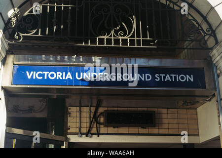 La stazione della metropolitana di Victoria. Victoria è una delle più frequentate stazioni della metropolitana di Londra Foto Stock