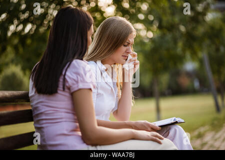 Imprenditrice è di essere licenziato. Collega è consolante di lei. Foto Stock