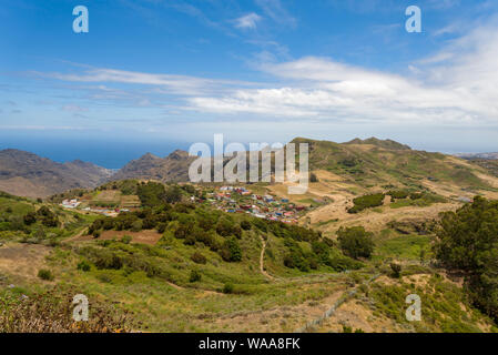 Vista delle montagne e della città sull'isola di Tenerife. Il concetto di turismo e viaggi nelle Isole Canarie su un giorno d'estate. Foto Stock