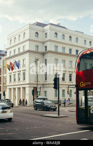 London / UK - Luglio 16, 2019: la gente camminare passato l'Ambasciata della Lituania in Bessborough giardini, Pimlico, Londra Foto Stock