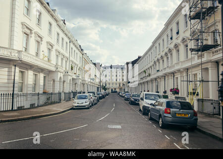 London / UK - Luglio 16, 2019: tall bianco, 1840s classici edifici residenziali di rivestimento del Denbigh Place, Pimlico, Westminster, London Foto Stock