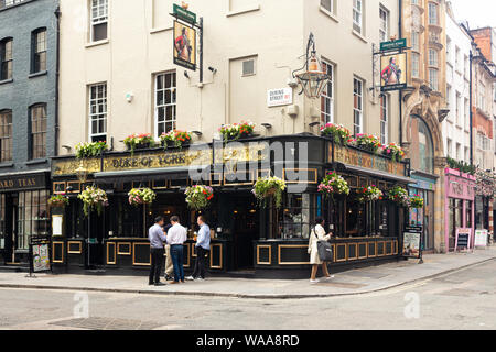 Londra, UK / 18 Luglio 2019: il Duca di York pub sulla Dering Street a Londra, Regno Unito. I pub sono grande parte della cultura britannica Foto Stock