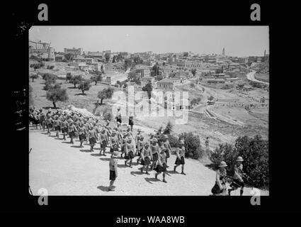 Chiesa parata di St Andrews Chiesa dal 1Ba.[] l'Argyll & Sutherland Montanari il 26 Maggio '40. Montanari che arrivano sui giardini della chiesa Foto Stock