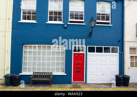 London / UK - Luglio 18, 2019: le case dai colori pastello in Knightsbridge. Che è una zona residenziale e retail quartiere nel centro di Londra, a Sud di Hyde P Foto Stock