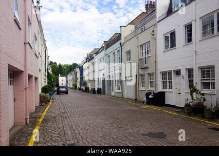 London / UK - Luglio 18, 2019: le case dai colori pastello in Knightsbridge. Che è una zona residenziale e retail quartiere nel centro di Londra, a Sud di Hyde P Foto Stock