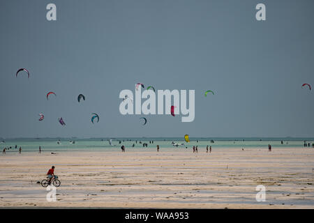 Il kitesurfing in Oceano Indiano fotografato sulla costa est, Zanzibar Foto Stock