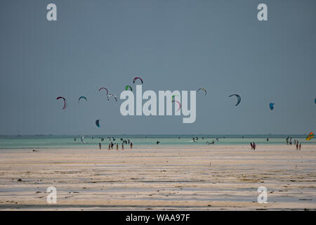 Il kitesurfing in Oceano Indiano fotografato sulla costa est, Zanzibar Foto Stock