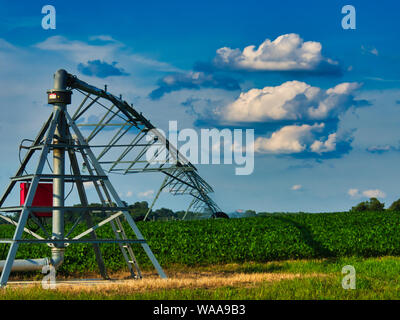 Hub di un sistema di irrigazione a perno centrale in un campo di mais dolce in Ohio USA Foto Stock