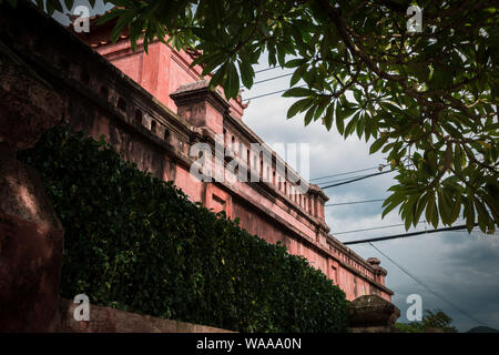 Vicino a Nha Trang City, Vietnam. Porta della cittadella vecchia. Splendida vista della parete rosa della cittadella di gate. gate di Dien Khanh Cittadella Foto Stock