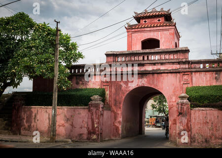 Vicino a Nha Trang City, Vietnam. Porta della cittadella vecchia. Splendida vista della parete rosa della cittadella di gate. gate di Dien Khanh Cittadella Foto Stock